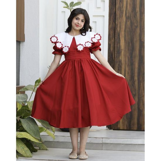 صورة فستان بناتي أحمر مرصع بياقة "دلعة" وخصر طبقات | ألوان (أحمر، عودي) - 1166